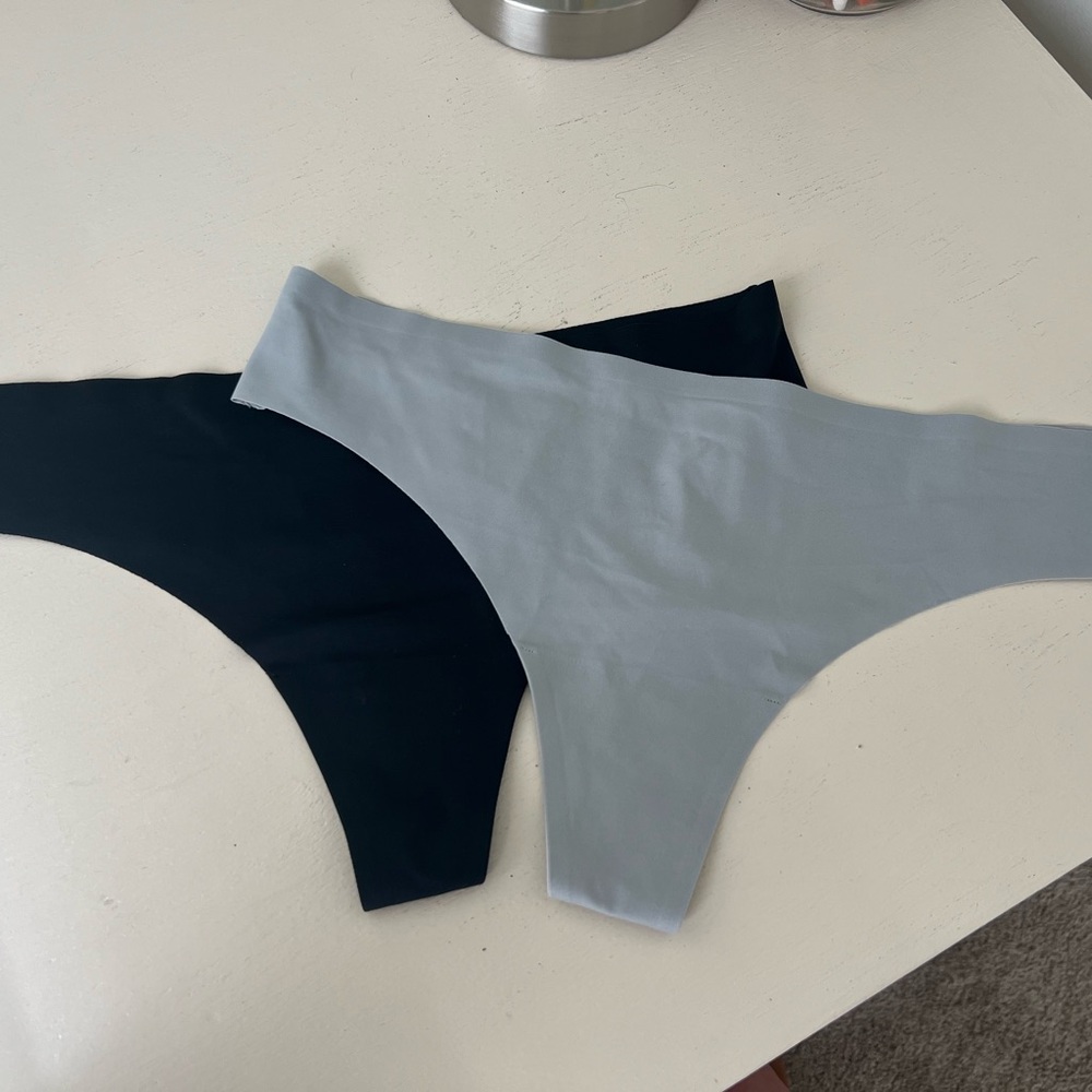 New with tags NWT Lululemon mid rise thongs size medium